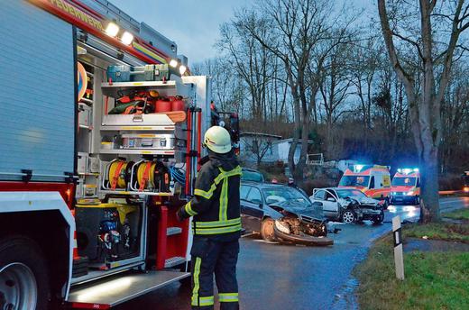 auslaufende Betriebsmittel nach Verkehrsunfall - Meiningen - 11.12.2014 - Bild #1