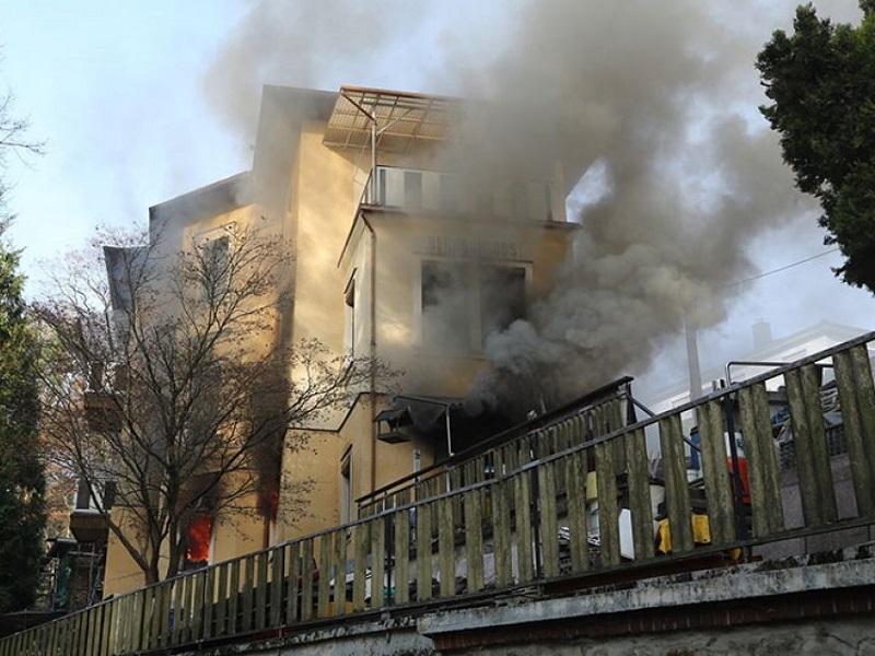 Haus im Vollbrand - Radebeul - 13.11.2015 - Bild #1