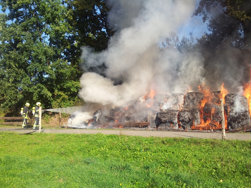 Strohballenbrand in Gera-Thränitz - Gera - 24.09.2015 - Bild #1