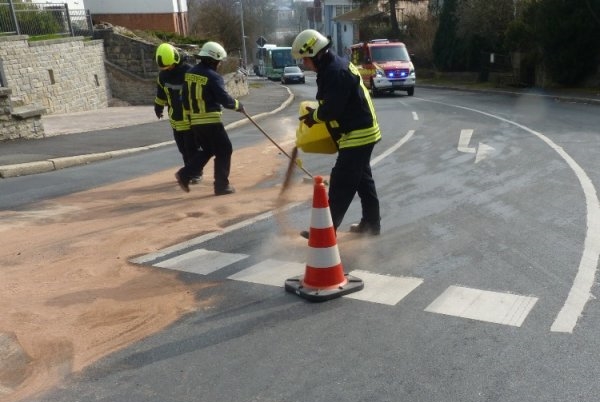 auslaufende Betriebsmittel nach Verkehrsunfall - Meiningen - 23.03.2015 - Bild #2