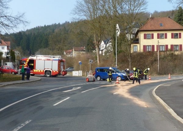 auslaufende Betriebsmittel nach Verkehrsunfall - Meiningen - 23.03.2015 - Bild #1