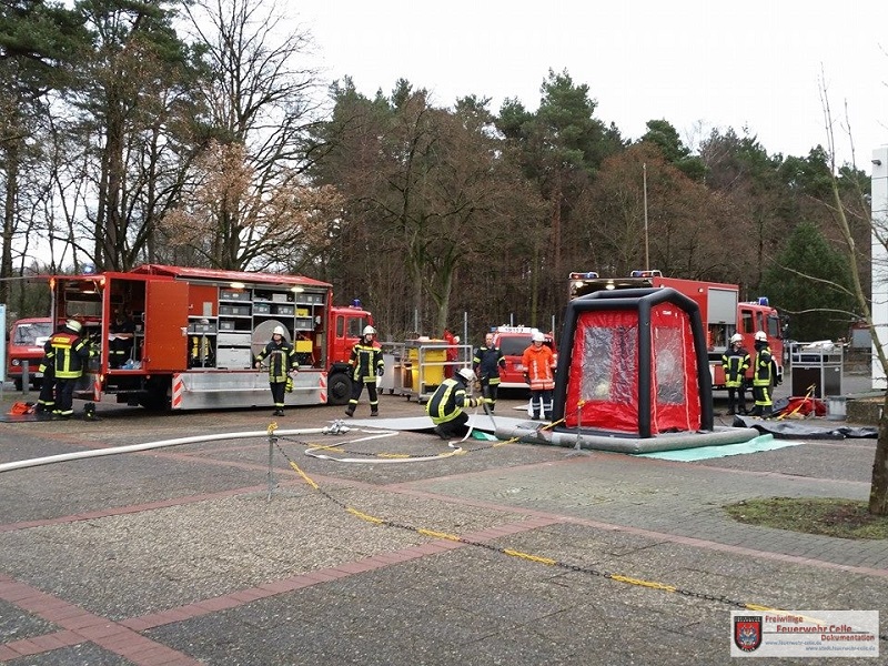 Gefahrguteinsatz Berufsbildende Schule - Celle - 21.12.2015 - Bild #1