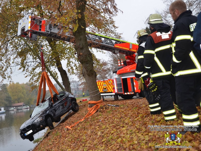 Verkehrsunfall - PKW im Wasser - Stade, Hansestadt - 05.11.2015 - Bild #1