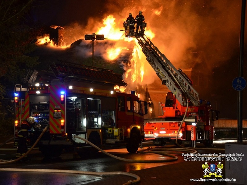 Großbrand Reetdachhaus - Stade, Hansestadt - 28.11.2015 - Bild #1