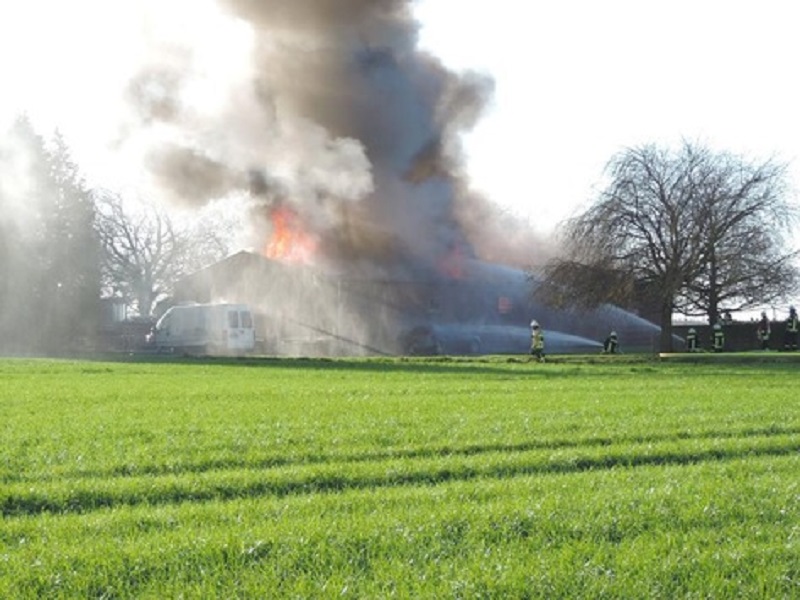 Großbrand Scheune Uedemer Straße - Bedburg-Hau - 09.12.2015 - Bild #1