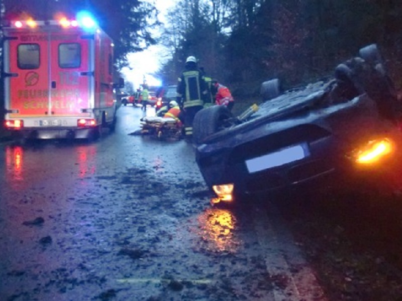 Verkehrsunfall mit eingeklemmter Person - Ennepetal der Kluterthöhle - 03.01.2016 - Bild #1