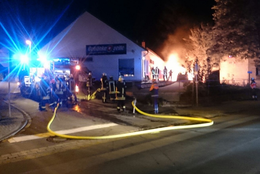 Brand eines Carports samt Pkw - Höxter - 06.09.2015 - Bild #1 Brand eines Carports samt Pkw - Höxter - 06.09.2015 - Bild #1