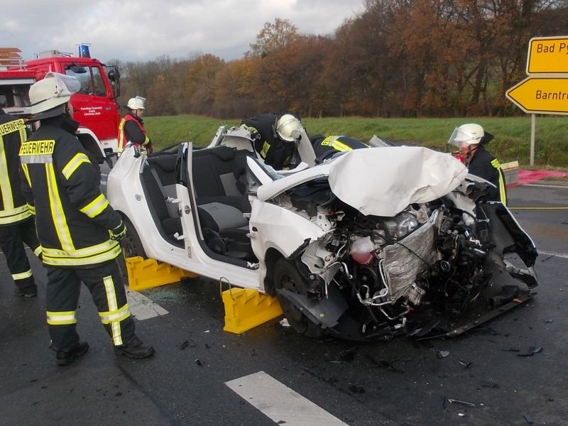 Verkehrsunfall mit eingeklemmter Person - Blomberg - 09.11.2015 - Bild #1