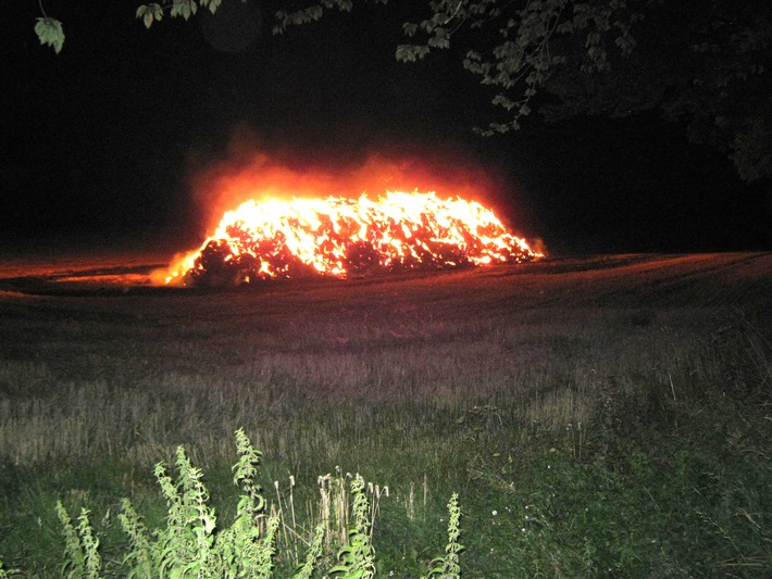 Strohballenbrand - Rüthen - 25.08.2015 - Bild #1