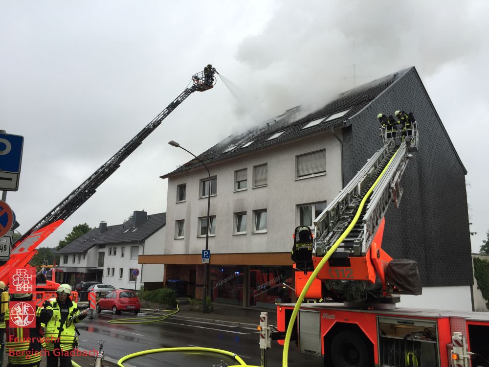 Dachstuhlbrand in Bergisch Gladbach-Moitzfeld - Bergisch Gladbach - 24.6.2015 - Bild #1