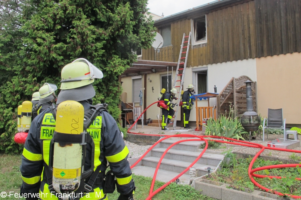 Küchenbrand in Reihenmittelhaus - Frankfurt am Main - 19.08.2015 - Bild #1