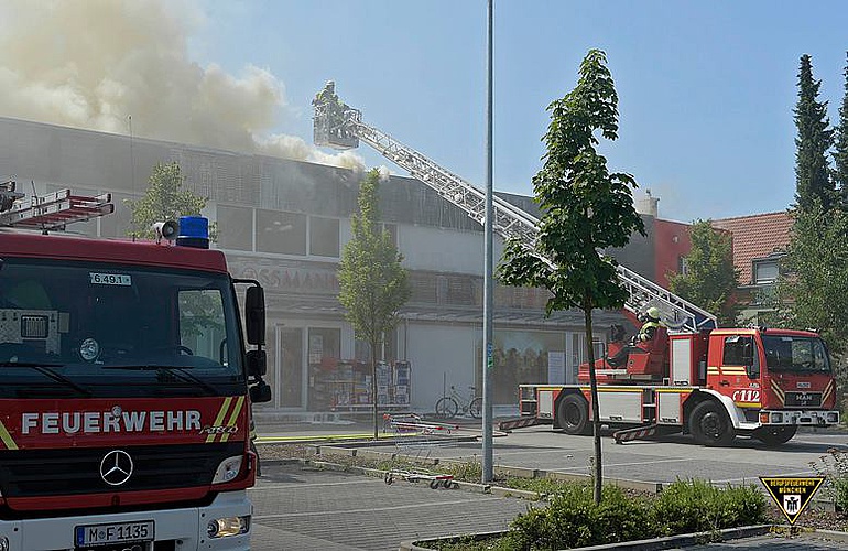 Dachstuhlbrand Bodenseestraße - München, Landeshauptstadt - 17.07.2015 - Bild #1 Dachstuhlbrand Bodenseestraße - München, Landeshauptstadt - 17.07.2015 - Bild #1